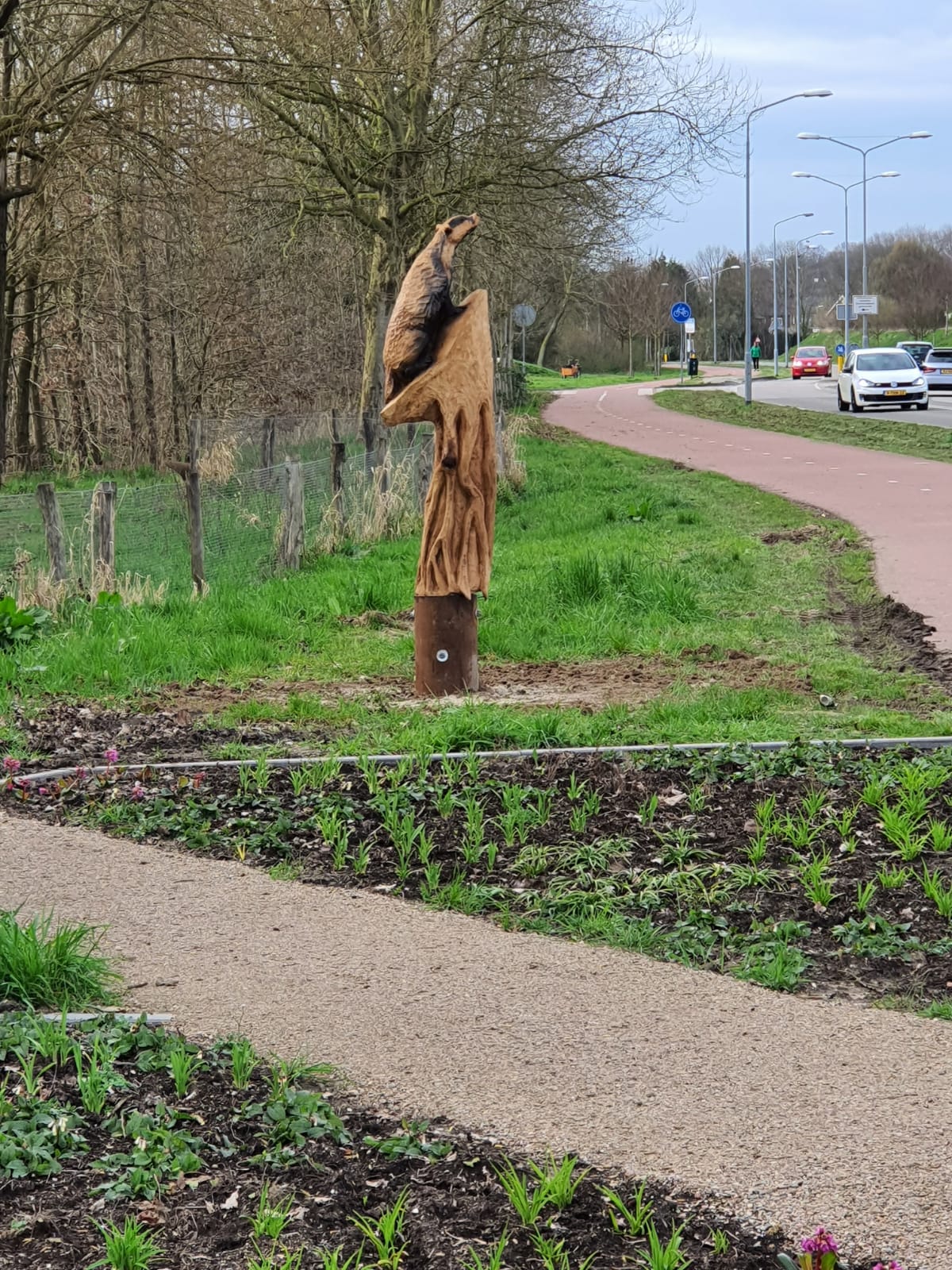 Beeldhoutwerk op buizen das