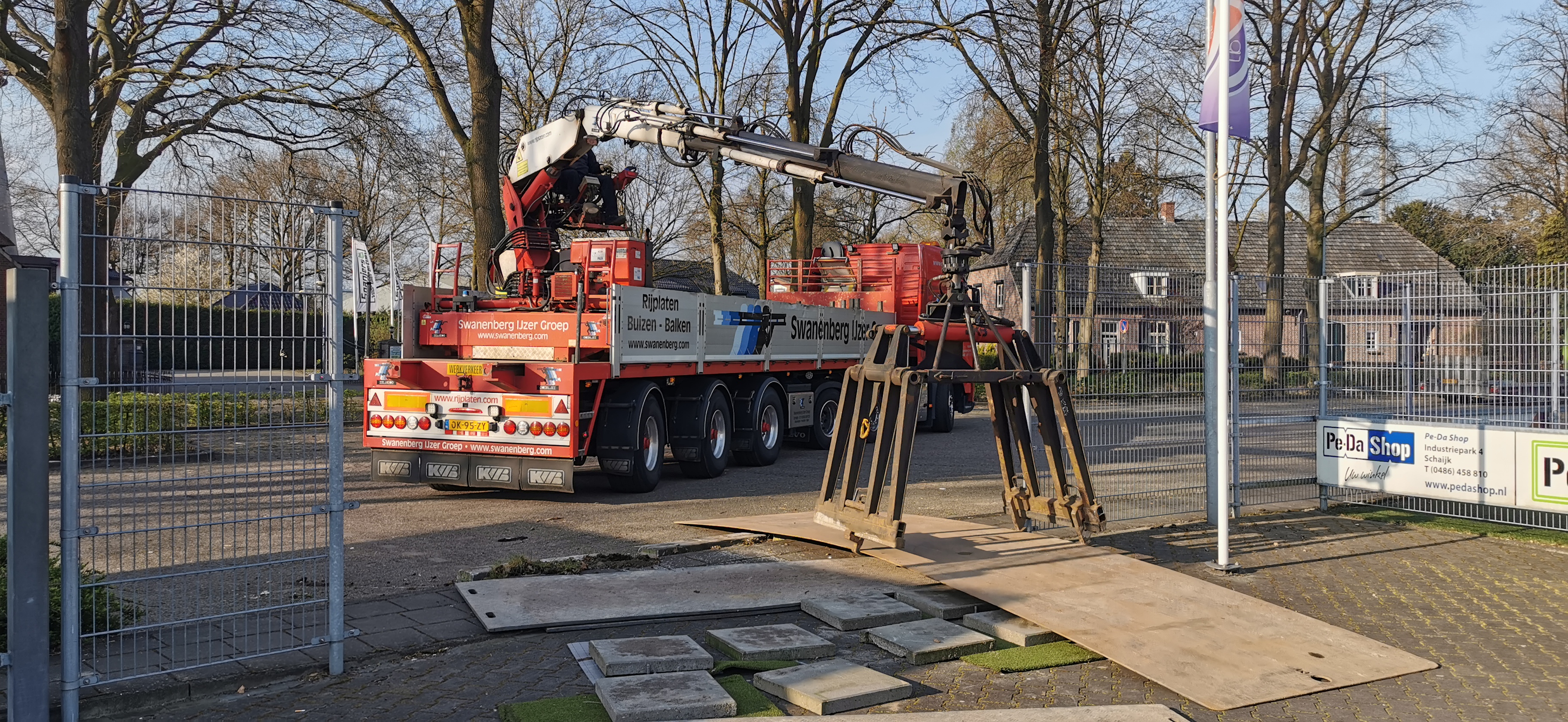 Kraanwagen legt rijplaten bij DAW Schaijk