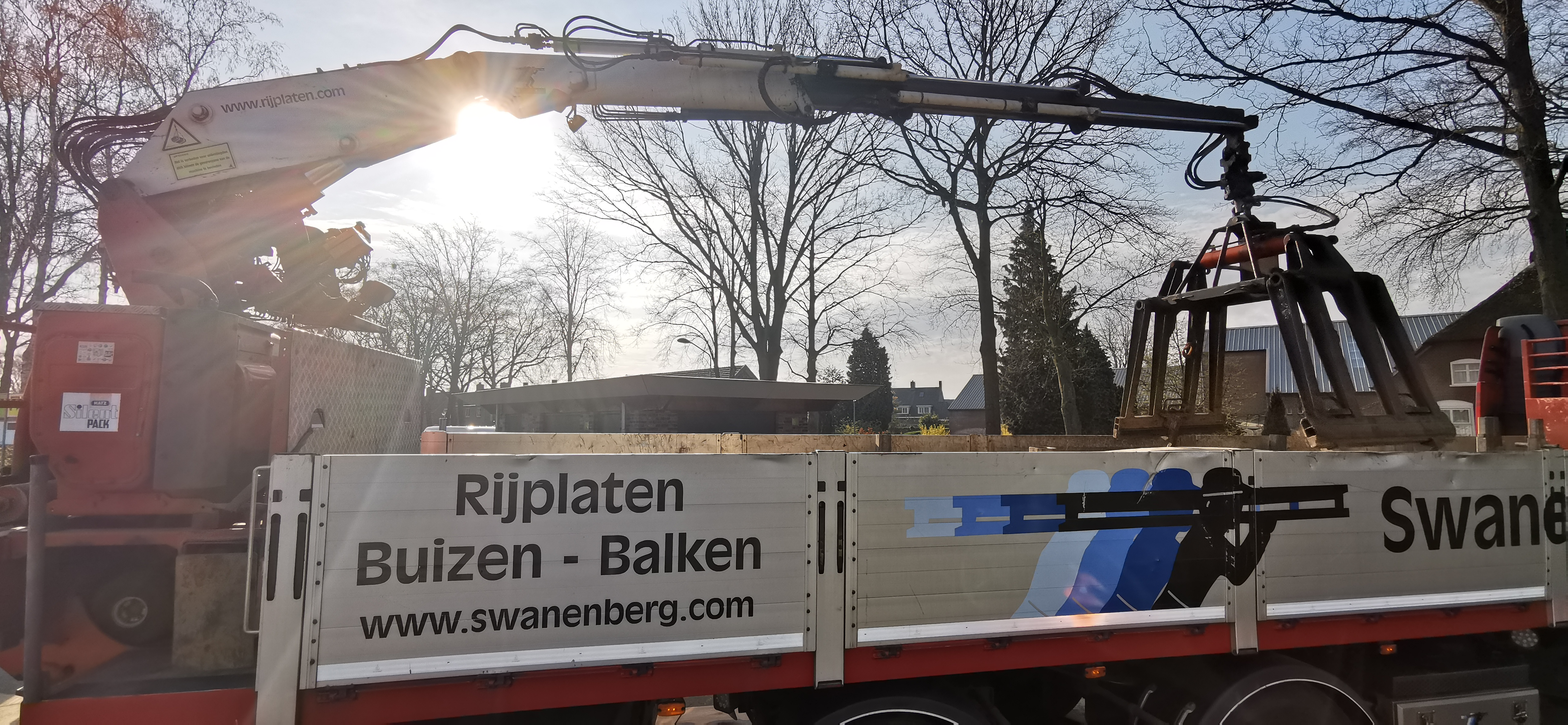 Kraanwagen met ochtendzonnetje 