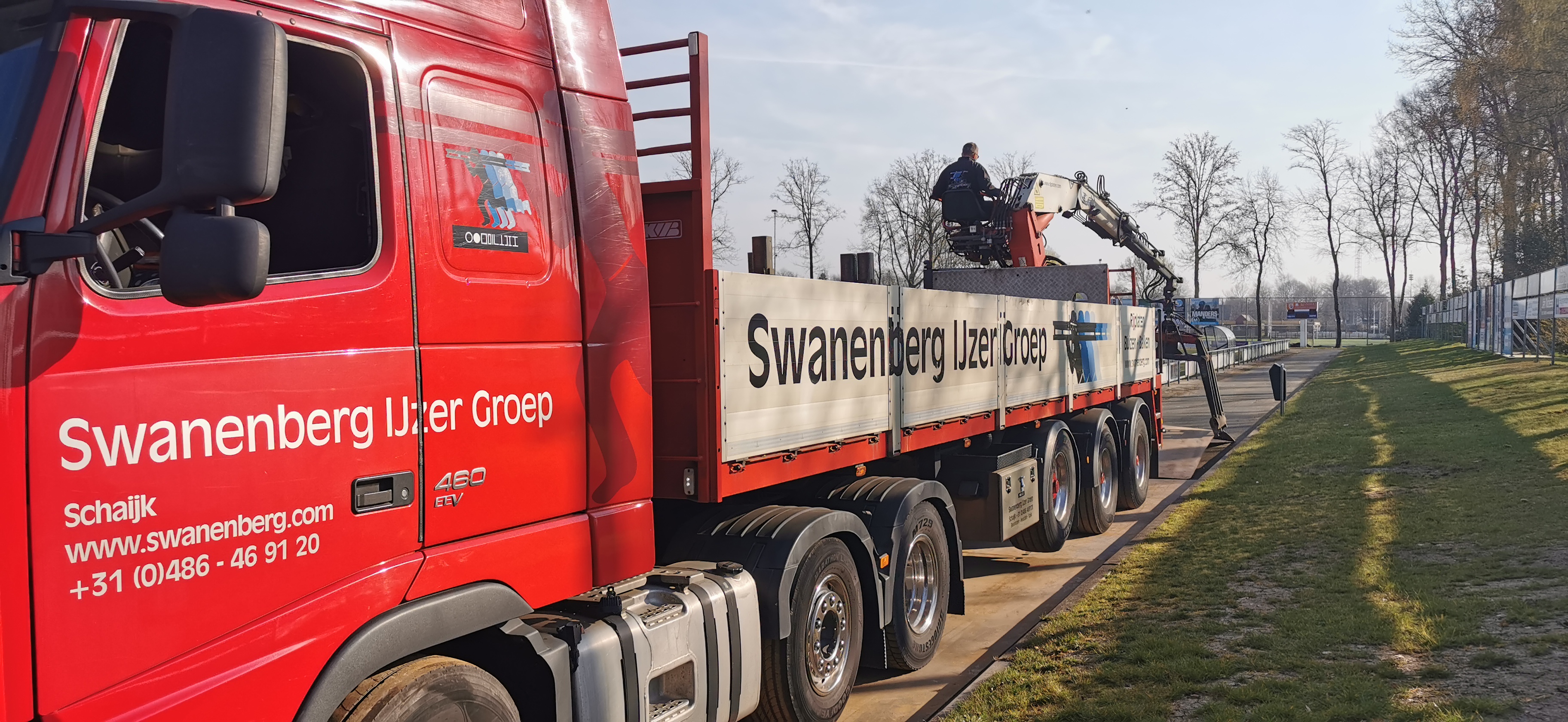 Kraanwagen Swanenberg legt rijplaten