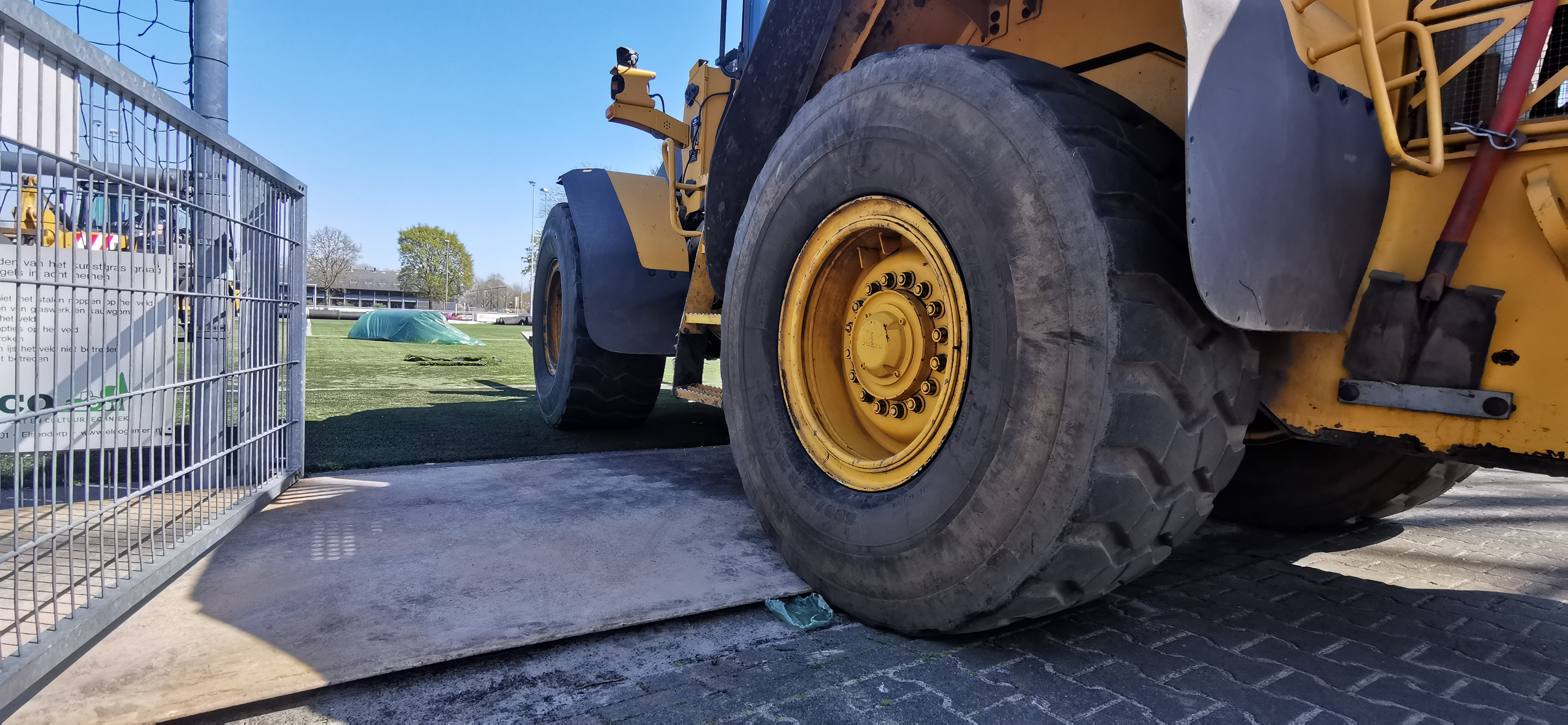 Shovel rijdt over rijplaten