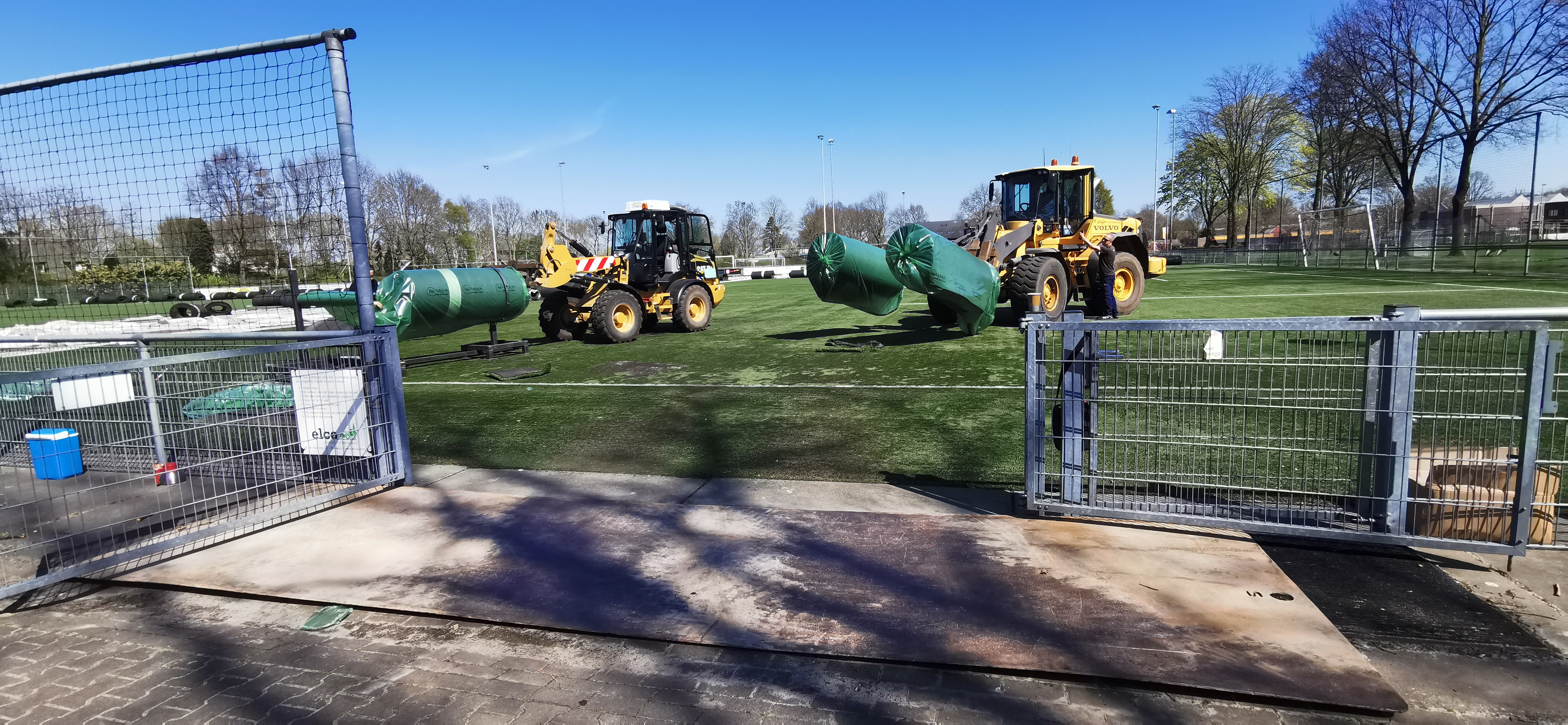 Rijplaten als oprit kunstgrasveld