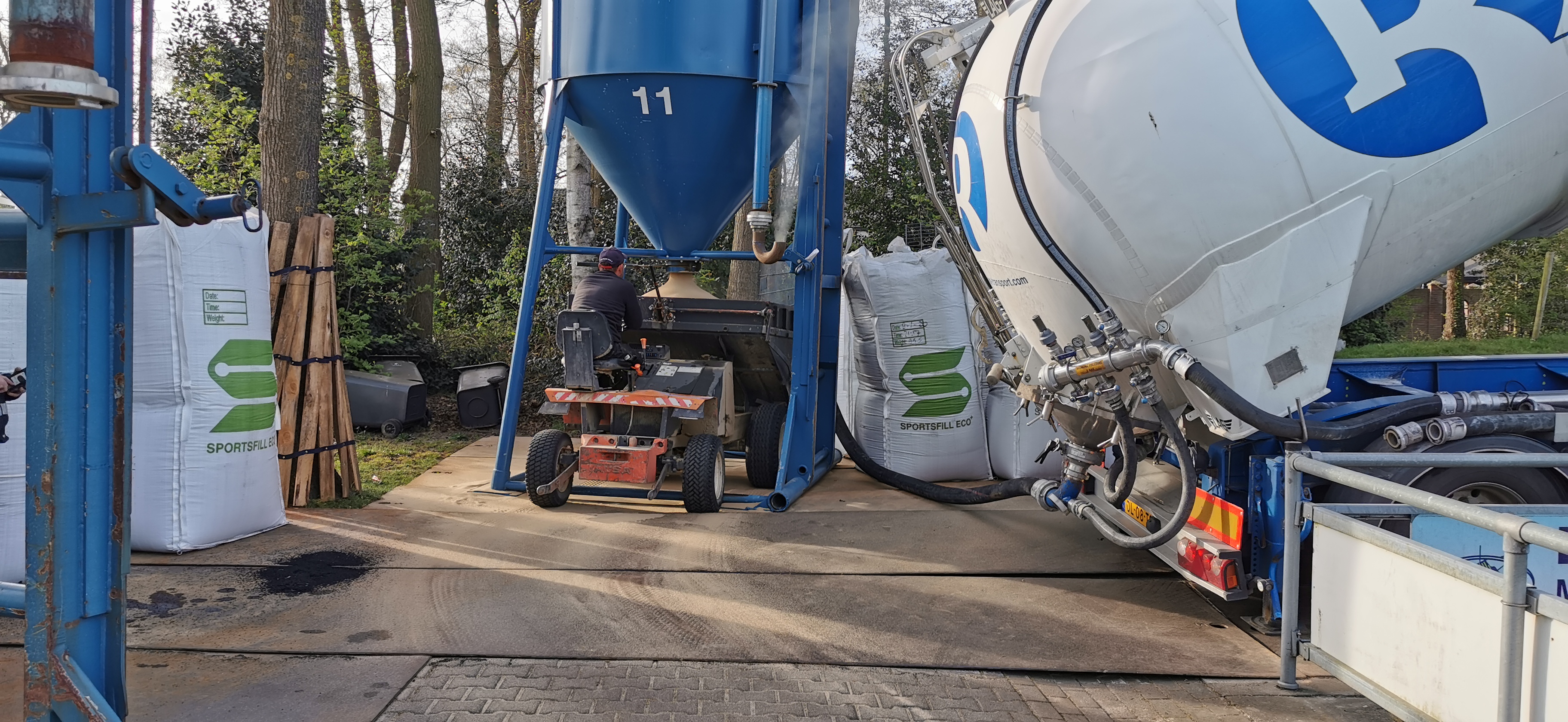 Zand wordt getapt op rijplaten platform