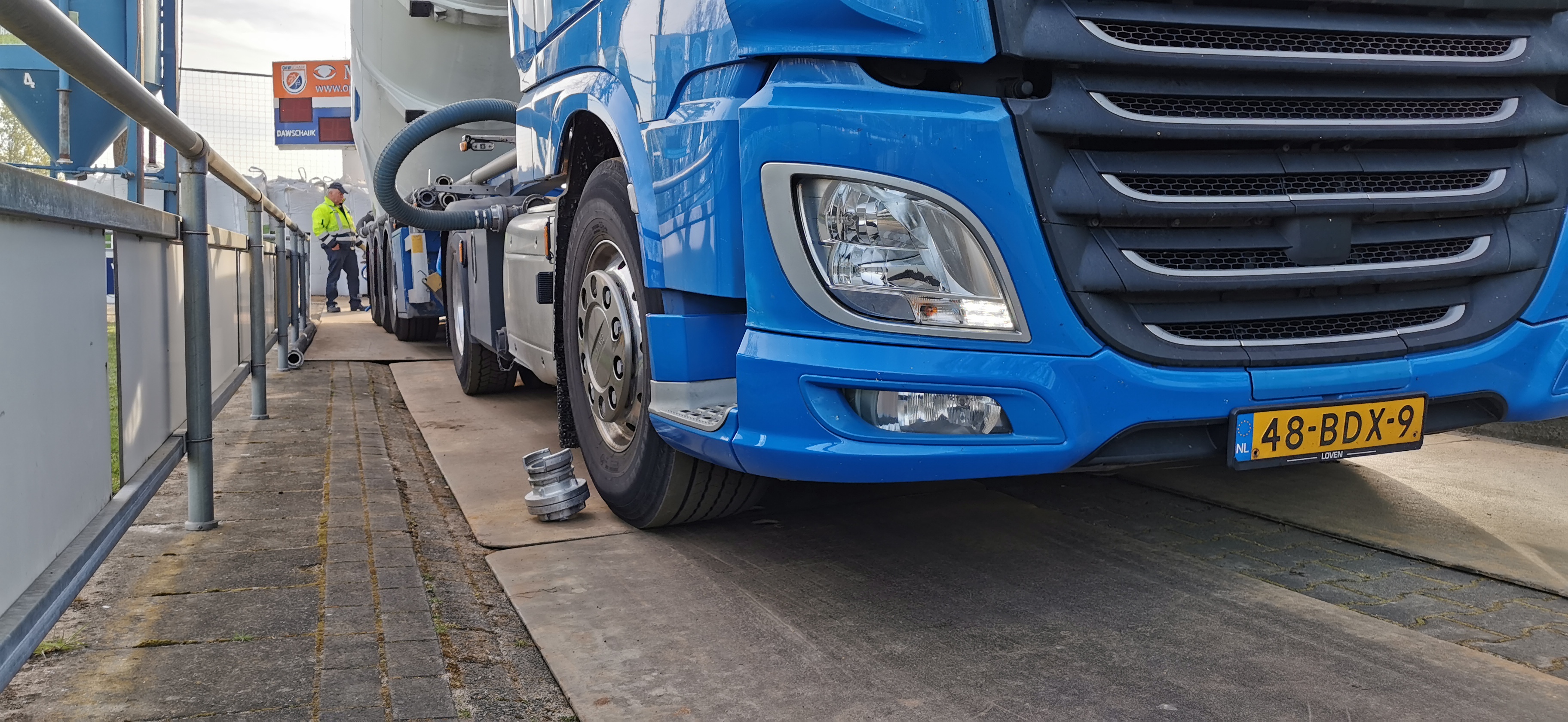 Vrachtwagen staat op rijplaten