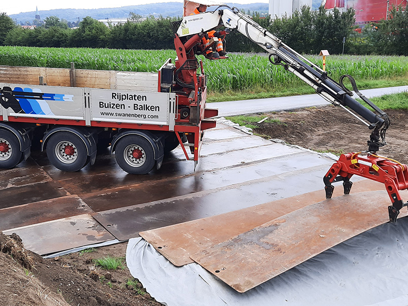 Kraanwagen Swanenberg legt een platform van rijplaten