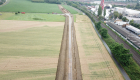 dronefoto van rijplaten door een maisveld