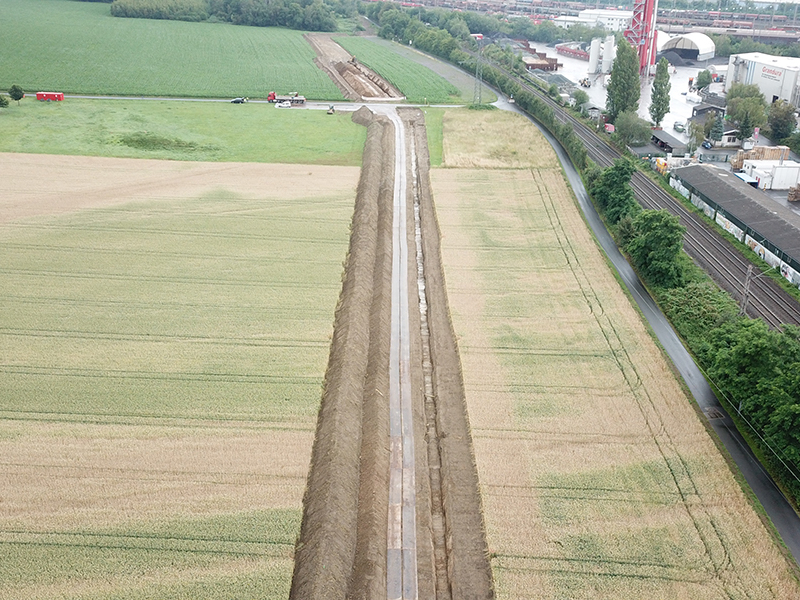 dronefoto van rijplaten door een maisveld