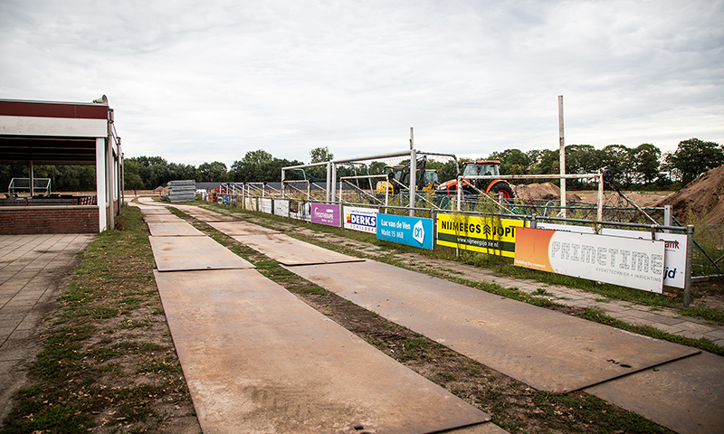 Rijplaten op bouwplaats bij voetbalclub EGS20