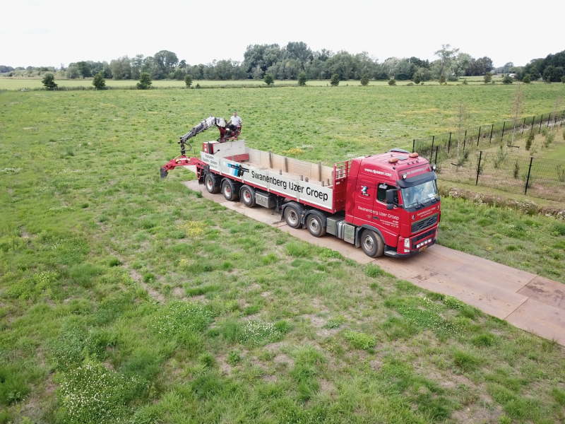 Rijplaten leggen in een weiland