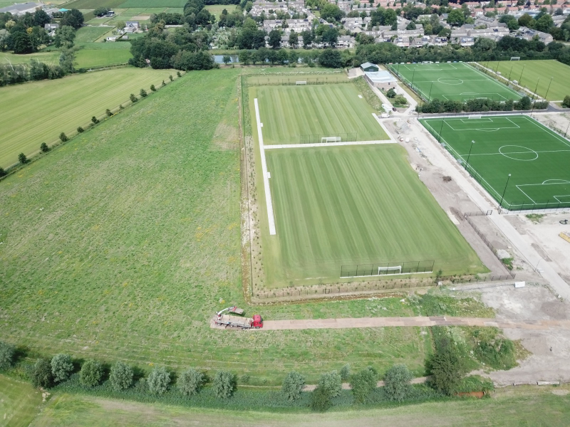 dronefoto vn rijplaten leggenin een weiland