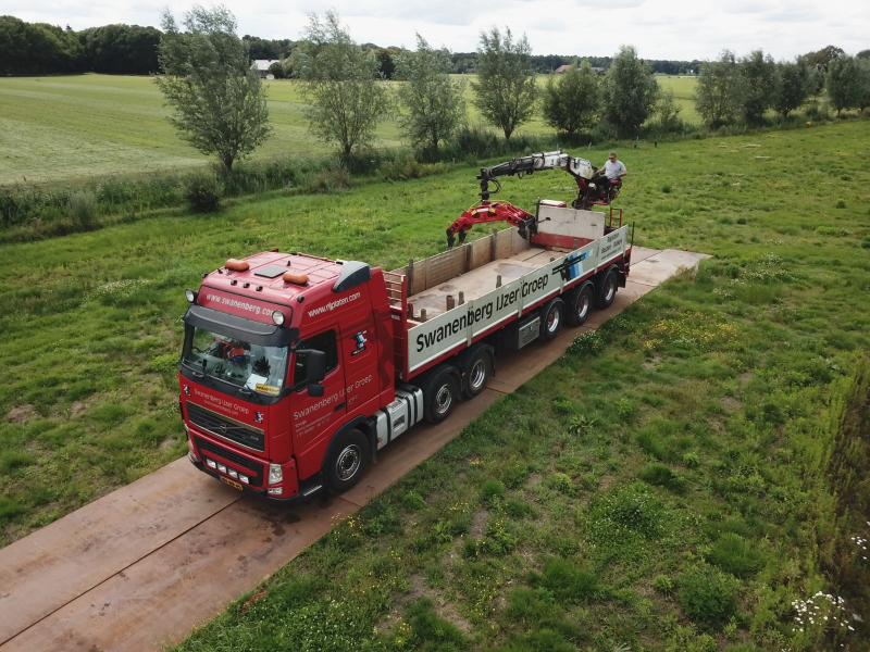 Rijplaten leggen met kraanwagen van Swanenberg in een weiland