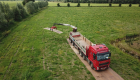 Rijplaten leggen in weiland met kraanwagen van bovenaf