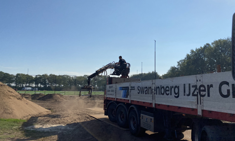 Rijplaten leggen met kraanwagen Swanenberg
