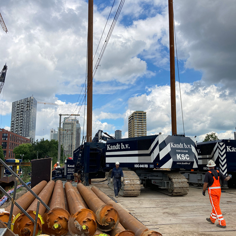 Lange buizen als funderingspalen de grond in geboord
