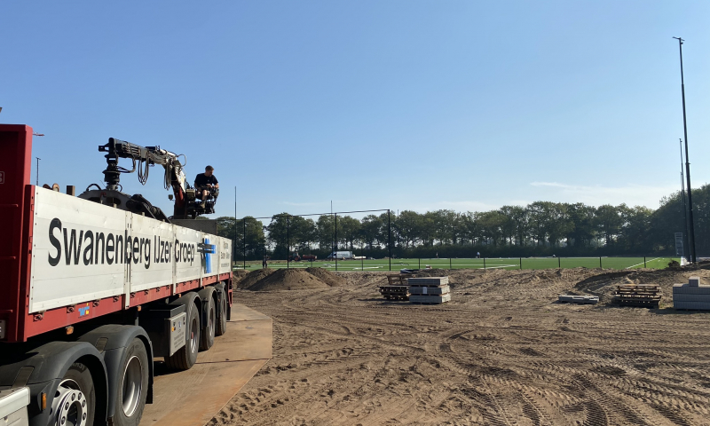 Rijplaten leggen bij voetbalclub