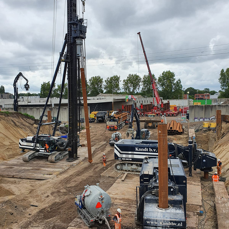 Funderingspalen worden de grond in geboord op de Amstelstroomlaan