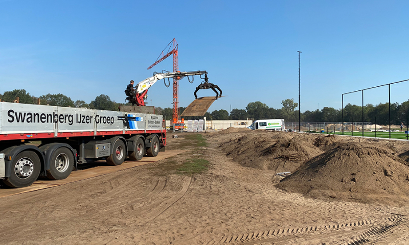 Rijplaten leggen op bouwterrein met Swanenberg kraanwagen