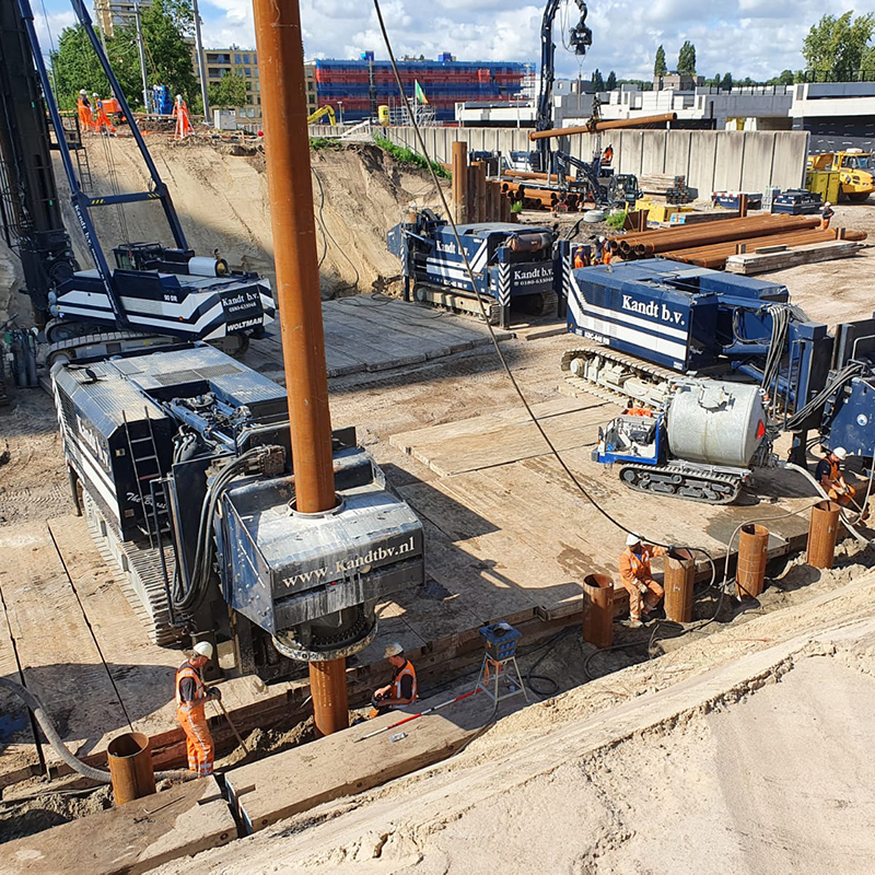 Draaipalen worden op project in de grond geboord door boormachines